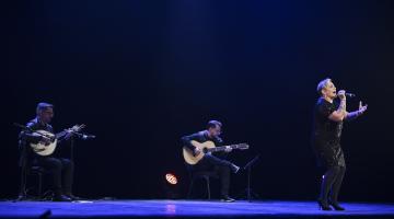 cantora e dois músicos em palco. #paratodosverem