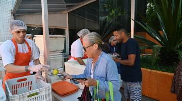 idosa pegando comida #paratodosverem