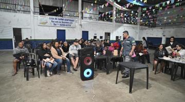pessoas estão sentadas em salão assistindo palestra. #paratodosverem