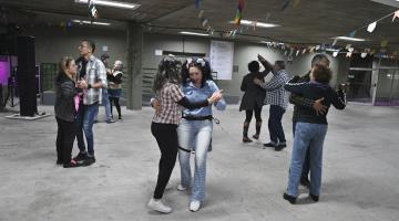 pessoas dançando na festa #paratodosverem