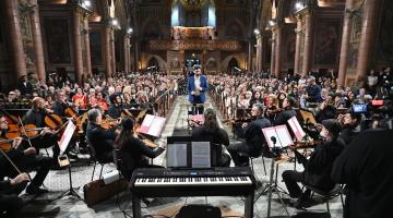 igreja lotada de público em apresentação musical. #paratodosverem