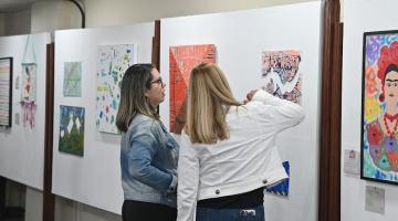 Exposição em Santos propõe reflexão sobre a influência do passado no presente e no futuro