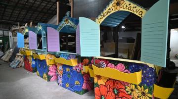 casinhas de madeira coloridas. #paratodosverem 