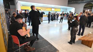 cafeteria com pessoas e apresentação musical. #paratodosverem