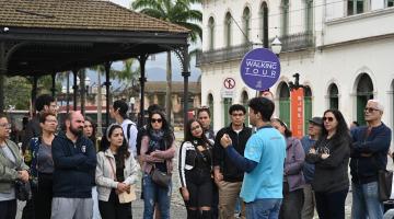 pessoas reunidas para passeio #paratodosverem