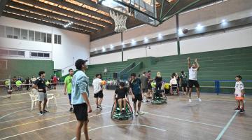 pessoas com e sem deficiência jogam bola. #paratodosverem 