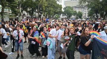 pessoas se divertem na praça mauá. #paratodosverem