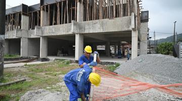 operários atuando na obra #paratodosverem 