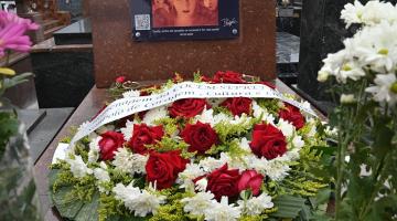 Jazigo com coroa de flores. #paratodosverem