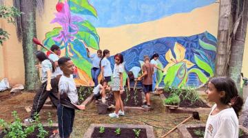 alunos na horta #paratodosverem