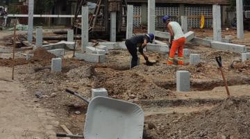 Bate-estaca em terreno e homens trabalhando. #paratodosverem 
