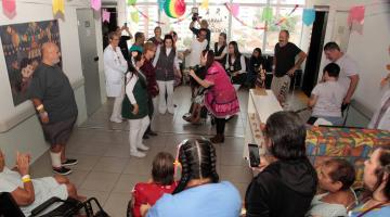 pacientes e equipe dançam na quadrilha do hospital #paratodosverem
