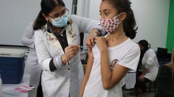 mulher vestindo avental branco e usando máscara vacina menina que usa máscara. #paratodosverem