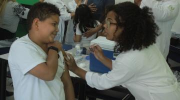 menino é vacinado no braço #paratodosverem 