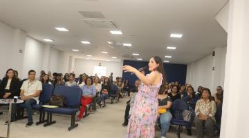 pessoa em pé falando para platéia #paratodosverem