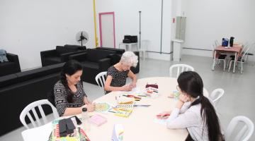 idosa em atividade de pintura #paratodosverem 