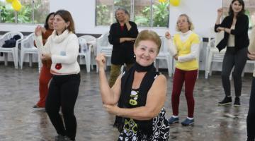 Idosas dançam em atividade na Vila Criativa. #paratodosverem