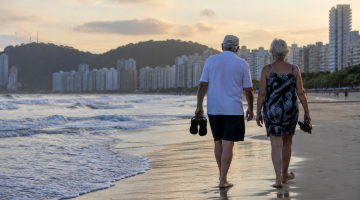 idosos andando na praia #paratodosverem