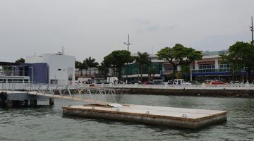 Píer de acessibilidade a embarcações em Santos é fixado e entra em fase de testes
