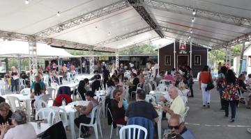 Público lota tenda da alimentação. #pratodosverem