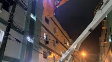 caminhão instala luminária #paratodosverem