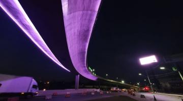 vista geral do viaduto iluminado à noite. #Paratodosverem