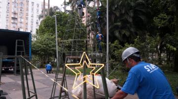 operários montando iluminação #paratodosverem