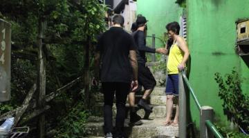 pessoas embaixo de via com nova iluminação #paratodosverem 