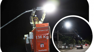 montagem mostra operário instalando luz e rua iluminada #paratodosverem 