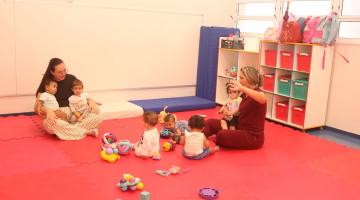 crianças brincando em sala da escola #paratodosverem 