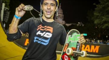 mineirinho mostra medalha e segura skate #pracegover 