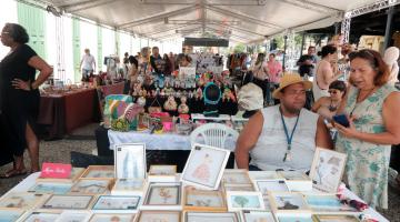 pessoas comprando na feira #paratodosverem