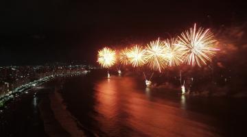 Fotos estourando no céu em Santos #paratodosverem