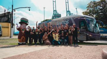 visitantes em frente ao ônibus que os trouxe a santos #paratodosverem