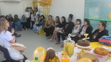 enfermeira orienta gestantes em relação à amamentação #paratodosverem