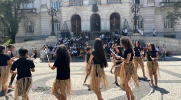 crianças fantasiadas dançando #paratodosverem 