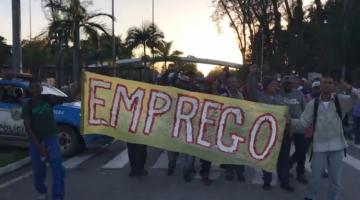 em cena de filme, pessoas levam faixa que diz emprego #paratodosverem