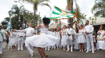 Batucada celebra o amanhecer do Dia Nacional do Samba