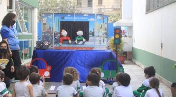 crianças assistem a teatro com 2 fantoches #paratodosverem