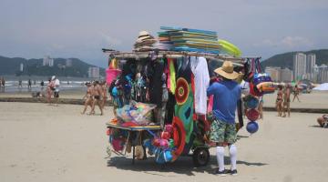 ambulante na praia vende roupas. #paratodosverem