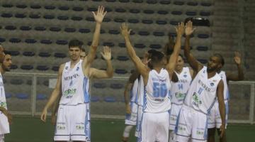 atletas levantam os braços comemorando vitória #paratodosverem