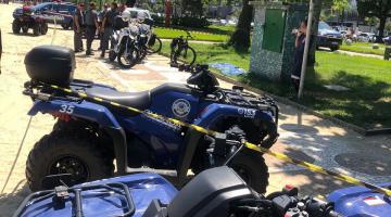 motos e guardas na praia #paratodosverem