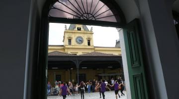 pessoas dançando na frente de porta #paratodosverem