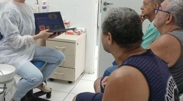 Homens participam de roda de conversa em policlínica #paratodosverem