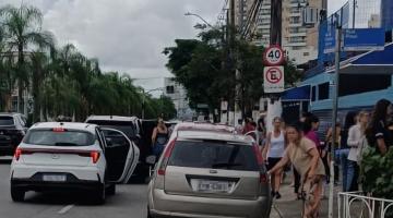 pessoas na porta de escola em fila dupla #paratodosverem
