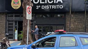 viatura parada na porta de delegacia #paratodosverem 