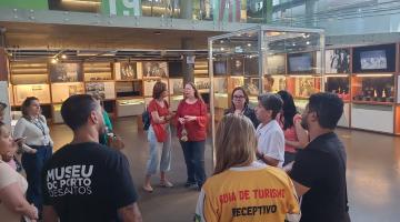 agentes turísticos atentos a orientações no Museu Pelé. #paratodosverem
