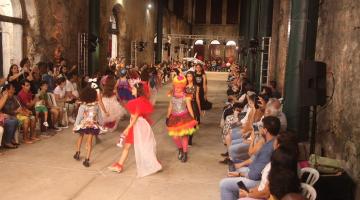 meninas desfilam em passarela diante de plateia. #paratodosverem