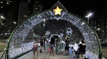 Túnel de luzes com 30 metros é atração de Natal no Novo Quebra-Mar em Santos