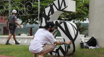 artista pinta escultura #paratodosverem 